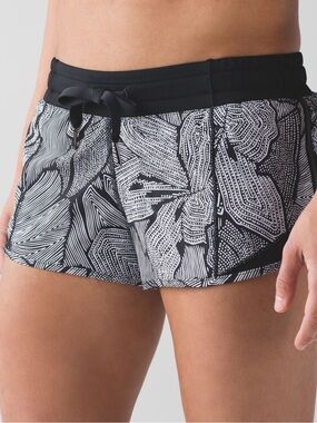 Lululemon Hotty Hot Mid Rise Short
Dottie Tribe White Black / Black